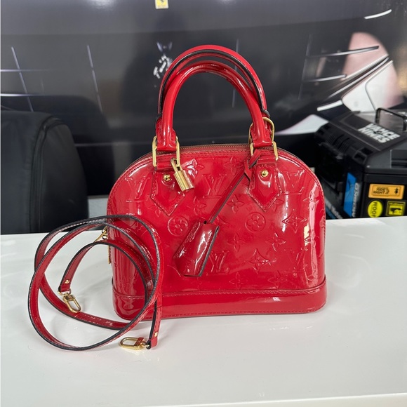 Louis Vuitton - Picture 5 of 7